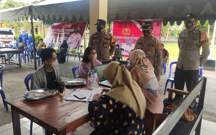 Warga Antusias?Ikuti Vaksinasi Covid-19 di Polsek Seruyan Hilir ?