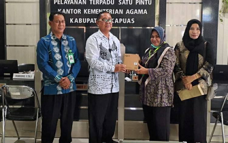 Kemenag Kapuas Terima Webcam Siskohat dari Kanwil Kemenag Kalteng