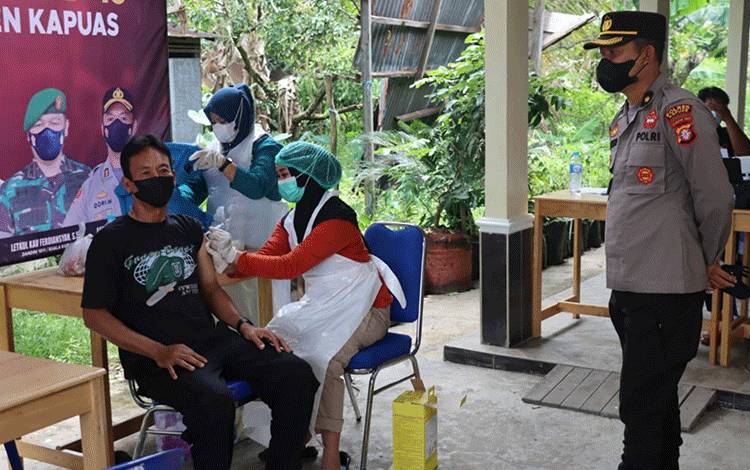 Wakapolres Kapuas Tinjau Vaksinasi Covid-19 di Pulau Telo