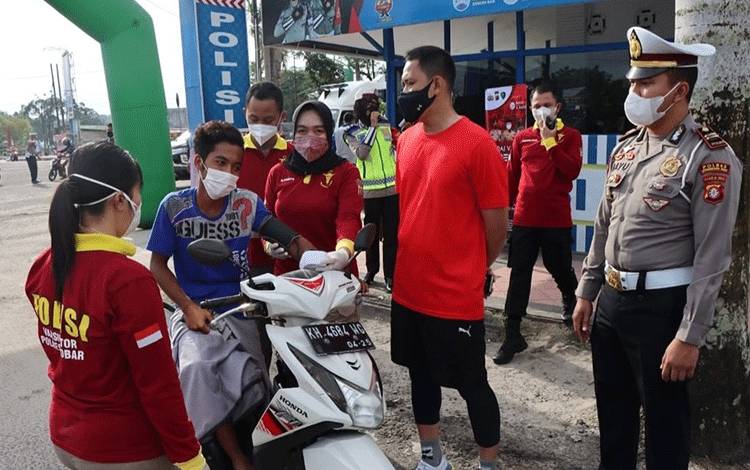 Kapolres Kobar Pantau Vaksinasi Drive Thru di Bundaran Pancasila