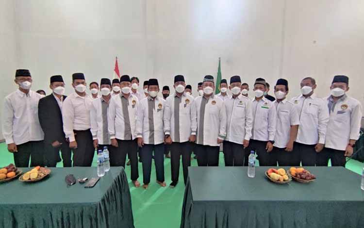 Pengurus DPW LDII Kalteng dan DPD LDII Kobar lakukan foto bersama usai melakukan pengukuhan