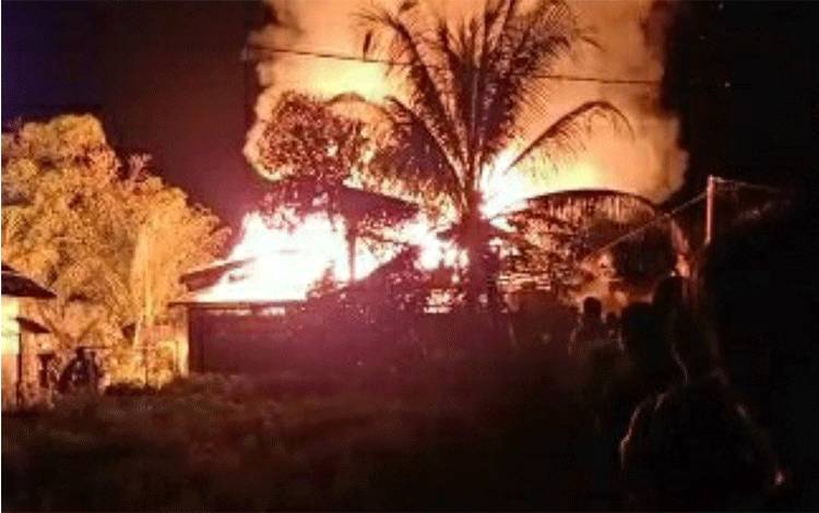 Kebakaran Hanguskan Rumah di Anjir Kapuas Timur