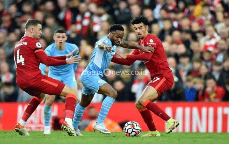 Pemain Manchester City Raheem Sterling dikurung pemain Liverpool Curtis Jones dan Jordan Henderson dalam pertandingan Liga Inggris antara Liverpool dan Manchester City di Anfield, Liverpool, Inggris, 3 Oktober 2021. (REUTERS/Peter Powell) (REUTERS)