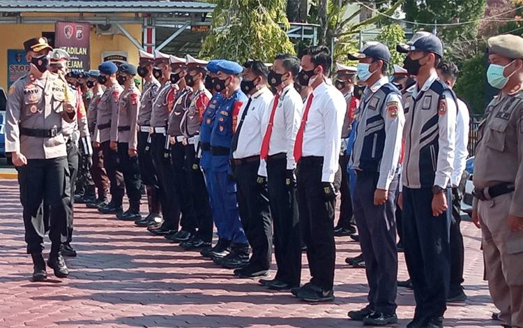 Kapolres Kobar AKBP Bayu Wicaksono saat mengecek peserta Apel Gelar Pasukan Operasi Keselamatan Telabang 2022, Selasa, 1 Maret 2022.
