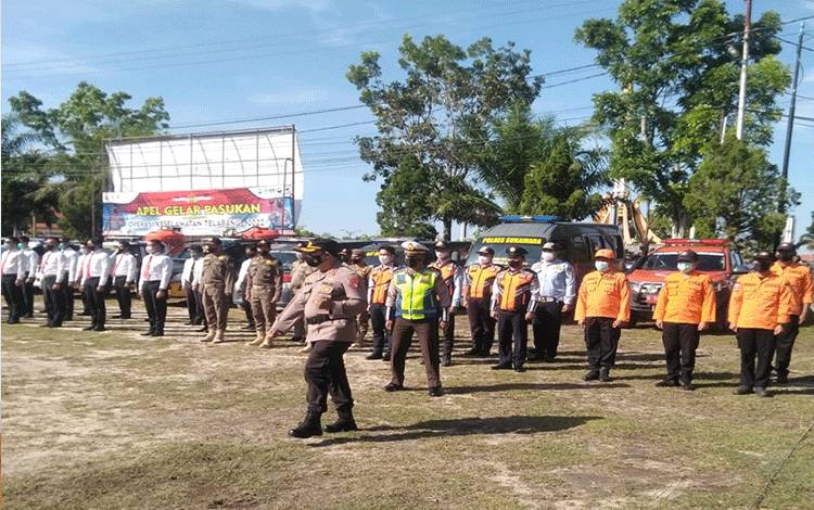 Kapolres Sukamara, AKBP Dewa Made Palguna saat memeriksa kesiapan personil dalam Ops Keselamatan Telabang.