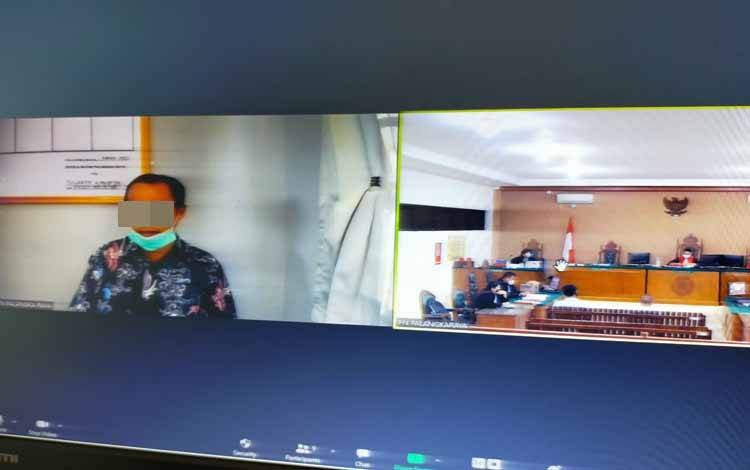 Terdakwa Gunawan Samsi saat menjalani sidang virtual di Pengadilan Tipikor Palangka Raya