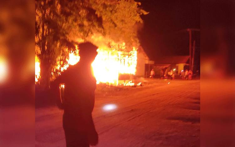 Musibah kebakaran menghanguskan sebuah rumah milik warga Desa Telangkah Katingan tadi malam.