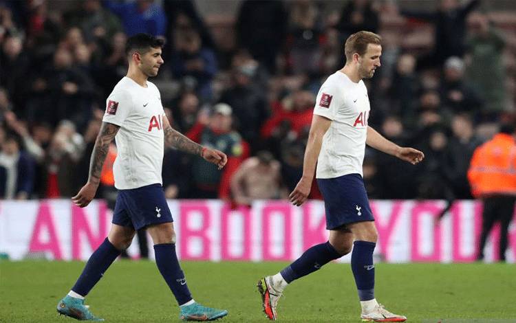 Ekpresi lesu Harry Kane (kanan) setelah Tottenham Hotspur disingkirkan Middlesbrough di putaran kelima Piala FA pada 2 Maret 2022. ANTARA/REUTERS/SCOTT HEPPELL