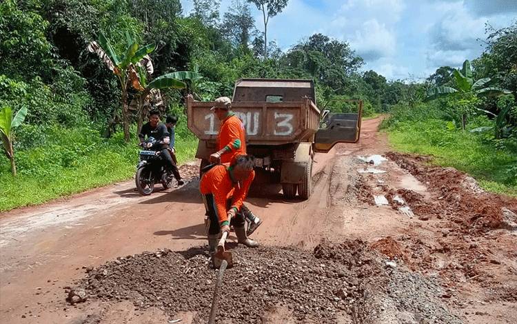 Sempat Rusak Parah, Jalan Seranau Sudah Bisa Dilalui