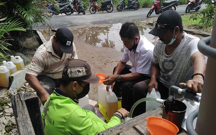 Operasi Pasar Minyak Goreng PT CBU Disambut Antusias Warga Kelurahan Palangka