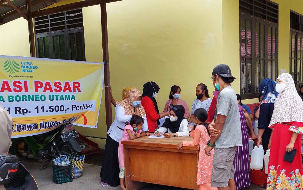Warga Kelurahan Marang Serbu Operasi Pasar Minyak Goreng Murah PT CBU