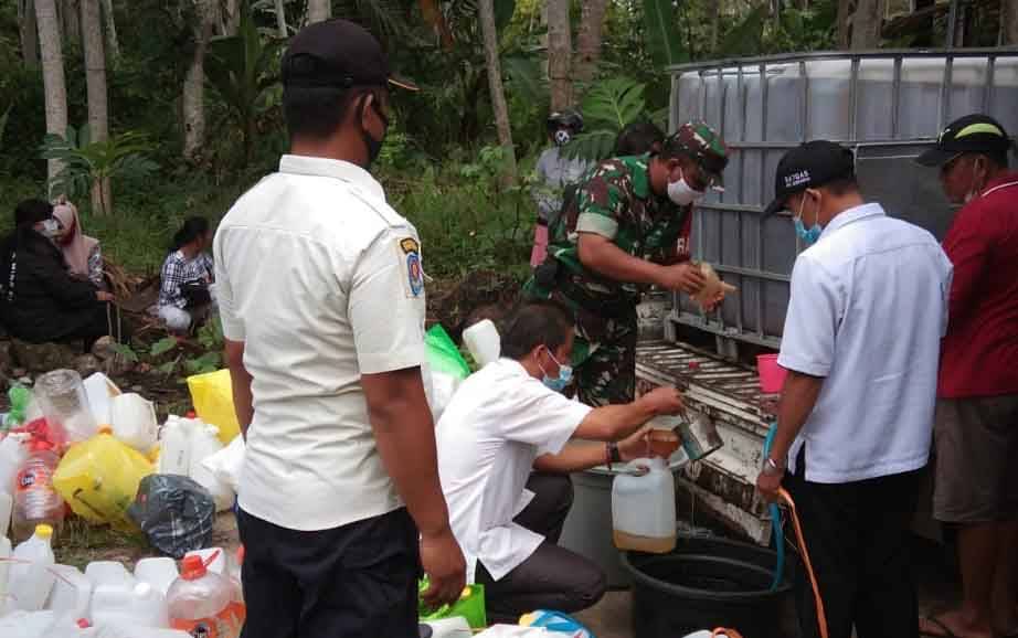 Babinsa Kereng Bangkirai Bantu Penjualan Minyak Goreng Produksi PT CBU