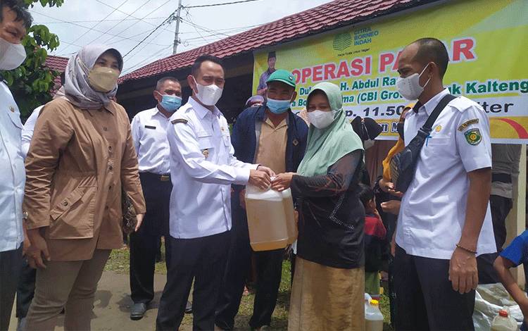 VIDEO: Wali Kota Palangka Raya Tinjau Operasi Pasar Minyak Goreng PT CBU