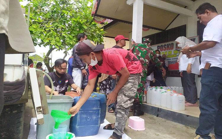 VIDEO: Operasi Pasar Minyak Goreng Produksi PT CBU di Kelurahan Panarung