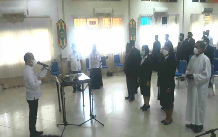Suasana saat pelantikan 16 Kepala UPT Puskesmas di Kabupaten Kapuas bertempat di aula Bappeda, Rabu 2 Maret 2022