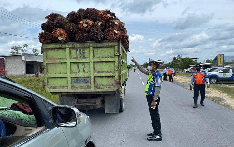 Satlantas Polres Sukamara saat melakukan Operasi Keselamatan Telabang 2022.