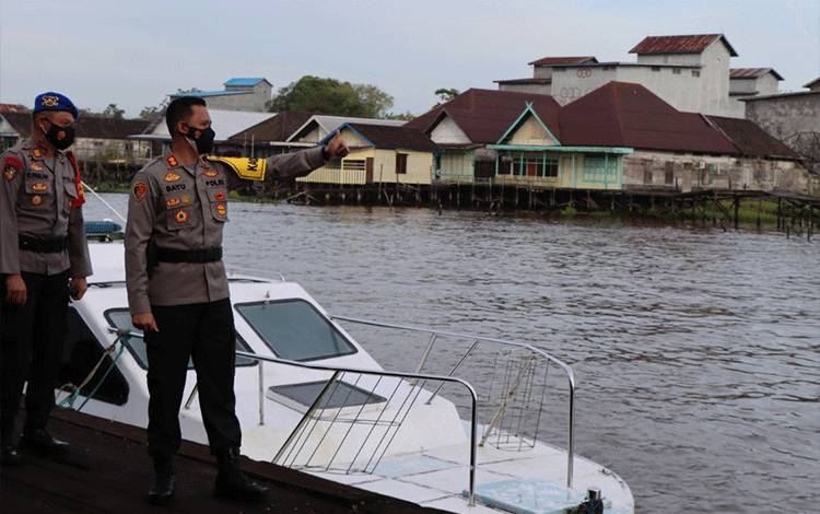 Cek Kondisi Lalu Lintas Perairan di DAS Arut, Kapolres Imbau Tetap Utamakan Keselamatan