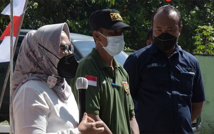 Bupati Kobar Nurhidayah, saat memberikan arahan terkait pentingnya Prokes.