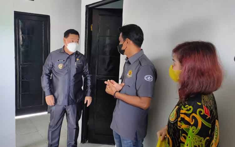 Bupati Kotim Halikinnor saat melihat rumah subsidi yang dikembangkan salah satu properti di Sampit.