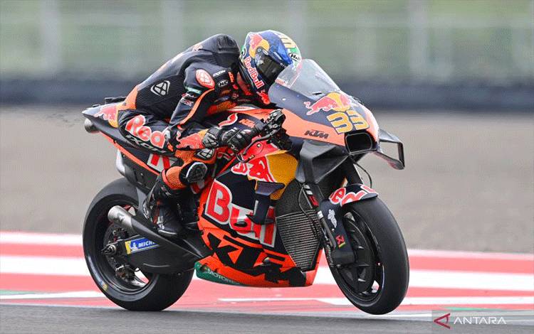 Pembalap Red Bull KTM Factory Racing Brad Binder memacu kecepatan sepeda motornya pada hari terakhir tes pramusim MotoGP 2022 di Pertamina Mandalika International Street Circuit, Lombok Tengah, NTB, Minggu (13/2/2022). ANTARA FOTO/Andika Wahyu/foc (ANTARA/ANDIKA WAHYU)