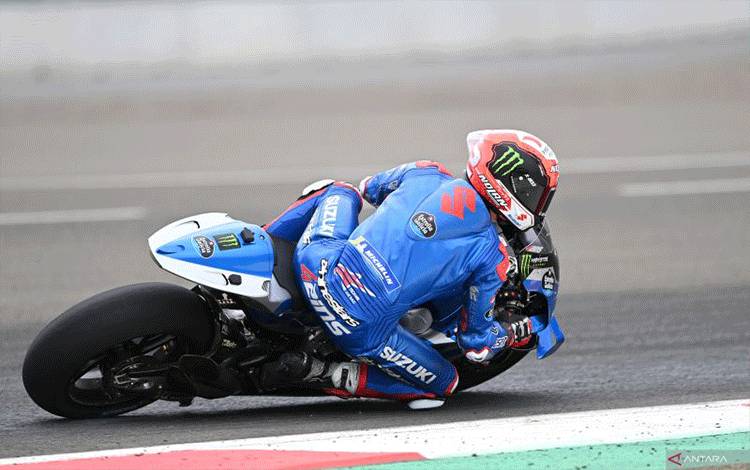 Foto arsip - Pebalap Team Suzuki Ecstar Alex Rins memacu kecepatan sepeda motornya pada hari kedua tes pramusim MotoGP 2022 di Pertamina Mandalika International Street Circuit, Lombok Tengah, NTB, Sabtu (12/2/2022). ANTARA FOTO/Andika Wahyu. (ANTARA/ANDIKA WAHYU)