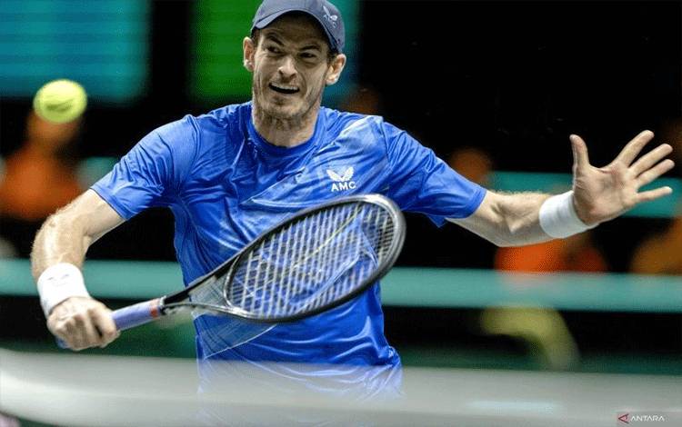 Petenis Inggris Andy Murray saat tampil melawan petenis kanada Felix Auger-Aliassime (tak terlihat) pada satu turnamen di Rotterdam, Belanda, pada 10 Februari 2022. (AFP/SANDER KONING)