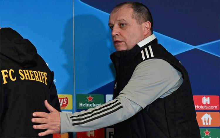 Pelatih Sheriff Tiraspol asal Ukraina Yuriy Vernydub menggelar konferensi pers di Stadion Olimpade, Kiev, Ukraina, pada 6 Desember 2021, menjelang pertandingan Liga Champions melawan Shakhtar Donetsk. (AFP/GENYA SAVILOV)