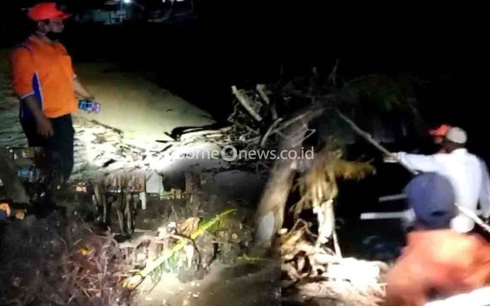 Gelombang Pasang Hantam 8 Gazebo Usaha Kuliner di Pesisir Keraya