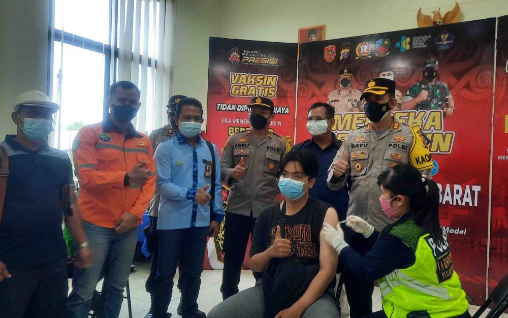 Kapolres Kobar Tinjau Merdeka Bervaksin Karyawan PT KPC