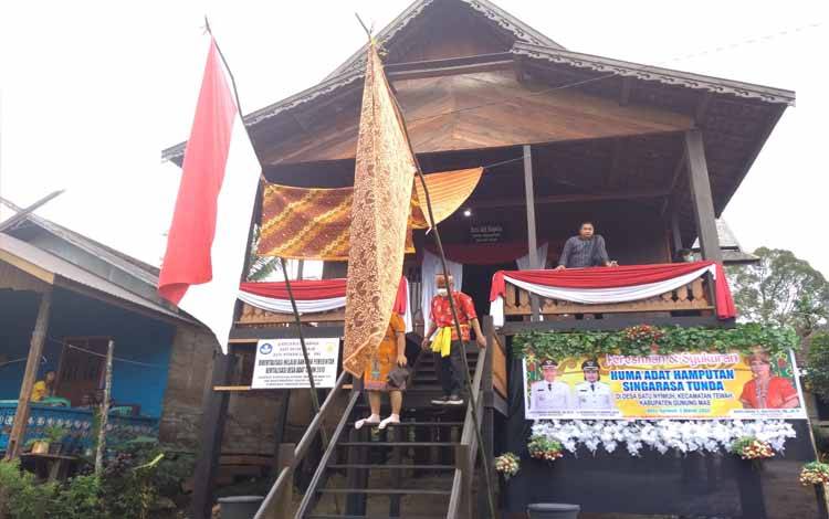 Rumah Adat Hamputan Singarasa Tunda Ikon di Desa Batu Nyiwuh