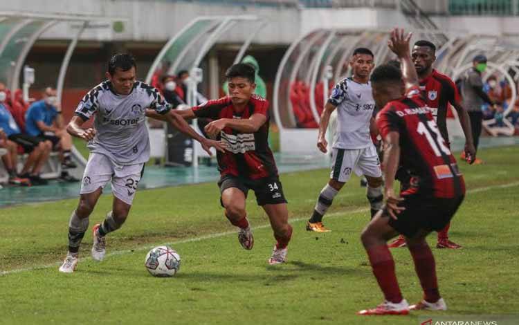 Pesepak bola Persipura Jayapura Takuya Matsunaga (dua kiri) berebut bola dengan pesepak bola Persikabo 1973 Gilang Ginarsa (kiri) saat pertandingan Liga 1 di Stadion Maguwoharjo, Sleman, DI Yogyakarta, Senin (22/11/2021)