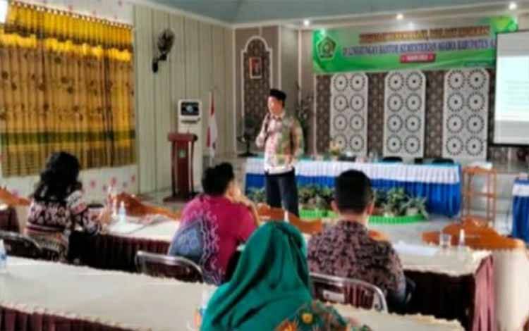 Kepala Kemenag Kapuas, Hamidhan saat beri arahan dalam kegiatan perencanaan, data, dan informasi