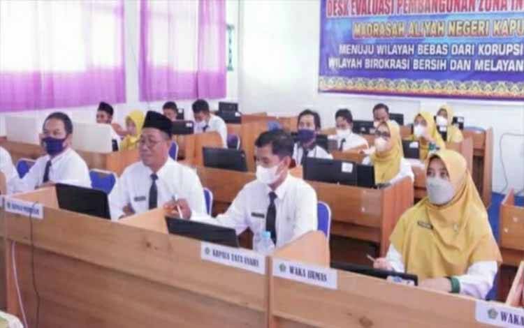 Kepala MAN Kapuas dan Tim ZI saat ikuti penilaian pendahuluan pembangunan ZI