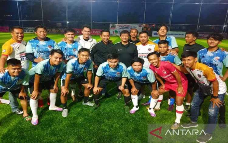 Indra Sjafri (tengah) berfoto bersama dengan peserta coaching clinik saat usai pelatih ternama itu mentransfer cara bermain sepakbola yang benar, Sabtu (5/3/2022