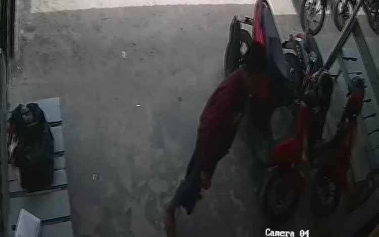 Diduga Gila, Seorang Pria Pamerkan Kemaluan hingga Onani di Depan Wanita di Sampit
