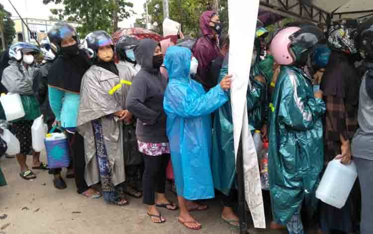 Meskipun Hujan Deras, Warga Sukamara Antusias Ante Minyak Goreng Murah CBI Group