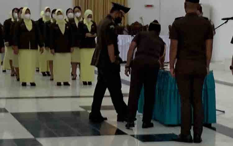 Erwin Purba menyerahkan jabatan Kajari Kotim di Kejati Kalteng.