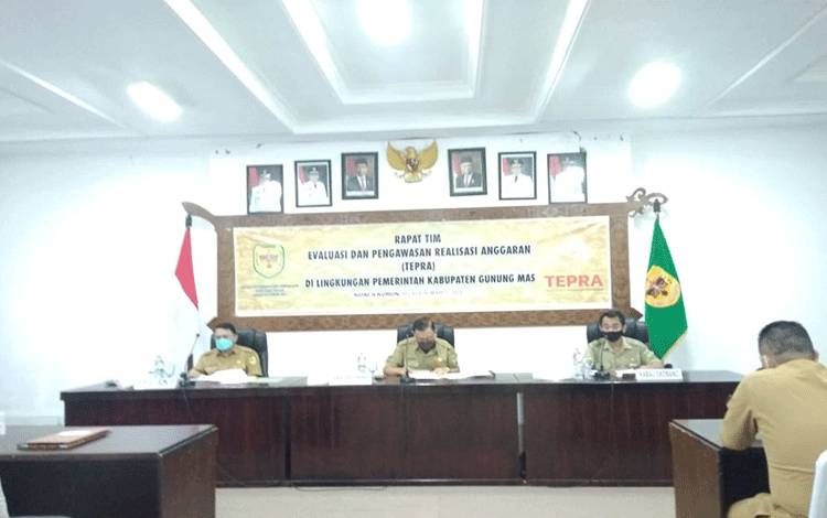Sekretaris Daerah Kabupaten Gunung Mas, Yansiterson (tengah) saat memimpin rapat Tim Evaluasi dan Pengawasan Anggaran (TEPRA) di lingkungan pemerintah kabupaten Gunung Mas pada Selasa, 8 Maret 2022.