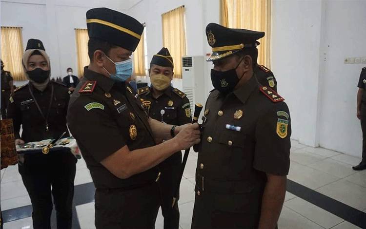 Kajati Kalteng Lantik Tiga Kajari