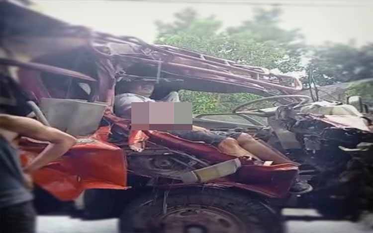 Truk Muatan Tanah Seruduk Truk Kosongan di Jalan Karanggan Palangka Raya