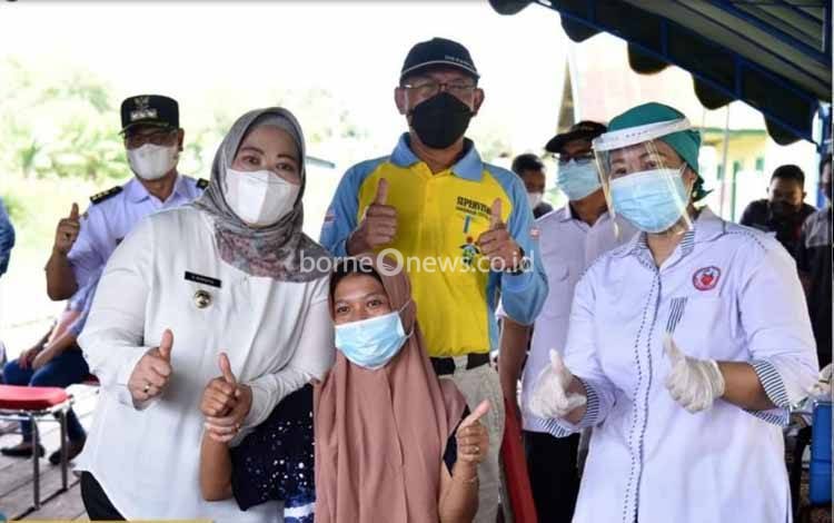 Bupati Kobar Nurhidayah (kiri) didampingi Kadinkes Kobar Achmad Rois foto bersama wara usai disuntik vaksin