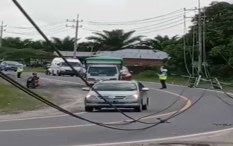 Tangkapan layar menunjukkan kondisi kabel listrik berada di jalur KM 13 Desa Purbasari Sari, Kecamatan Pangkalan Lada
