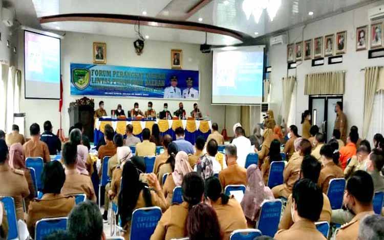 Bupati Barito Utara, Nadalsyah memberikan stressing kepada perangkat daerah dalam forum lintas perangkat daerah, Selasa 8 Maret 2022