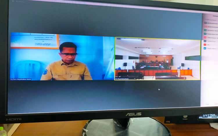 Terdakwa Hernadie saat mengikuti persidangan secara virtual di Pengadilan Tipikor Palangka Raya