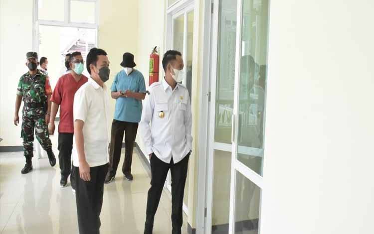 Wali Kota Palangka Raya, Fairid Naparin saat meninjau gedung baru Puskesmas Pahandut
