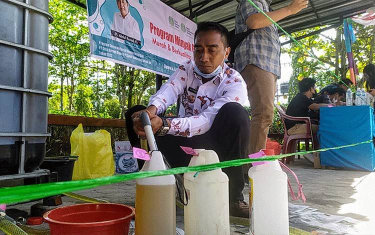 Lurah MB Hilir Turun Tangan Layani Pembeli Minyak Goreng Murah