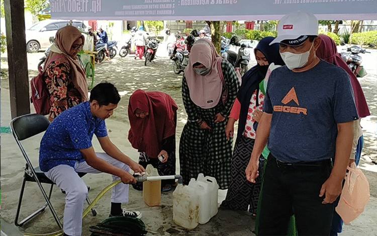 Hanya 3 Jam 2.000 Liter Minyak Goreng dari PT CBU Ludes di Baamang Barat