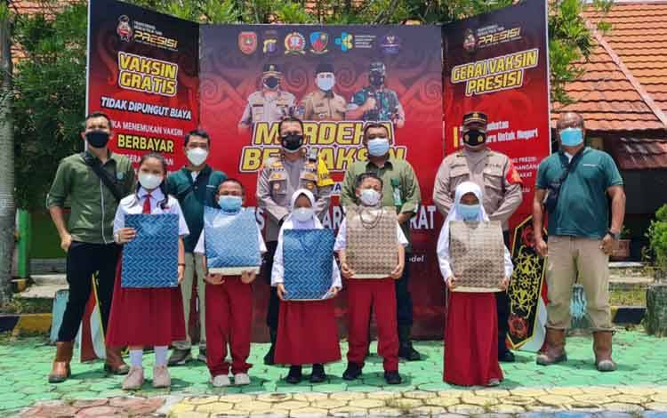 Usai vaksin, pelajar lakukan sesi foto bersama dengan PJU Polres Kobar dan manajemen PT.GSIP.