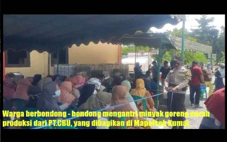 VIDEO: 1.400 Kupon Minyak Goreng dari CBI Group Dibagikan untuk Masyarakat Kumai