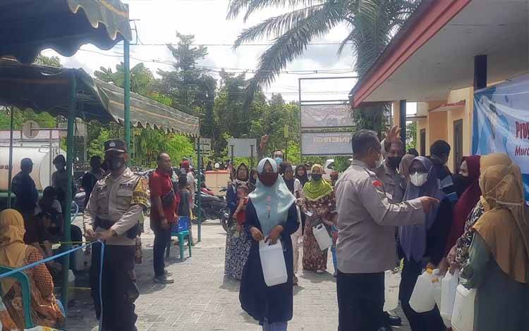 Personel Polsek Kumai Amankan Penyaluran Minyak Goreng Curah dari PT CBU